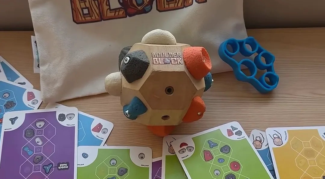 The Boulder Block with its free gift set: the route cards, a finger band and a drawstring bag